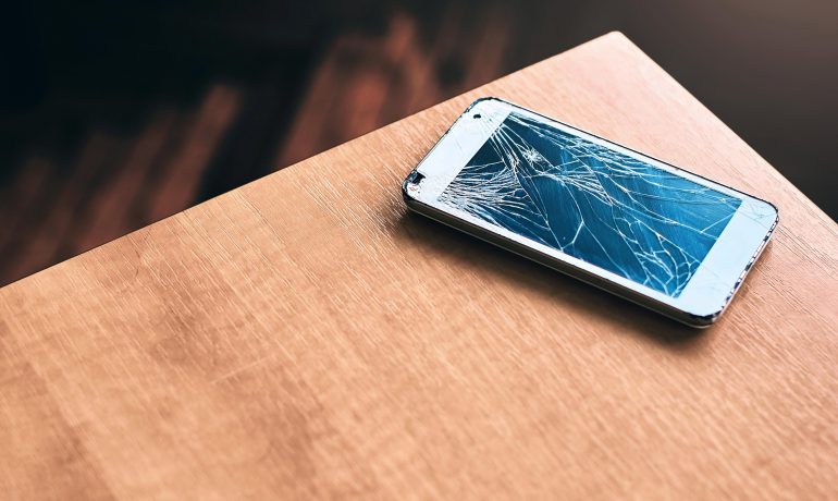 Riscos de uma tela de celular quebrada